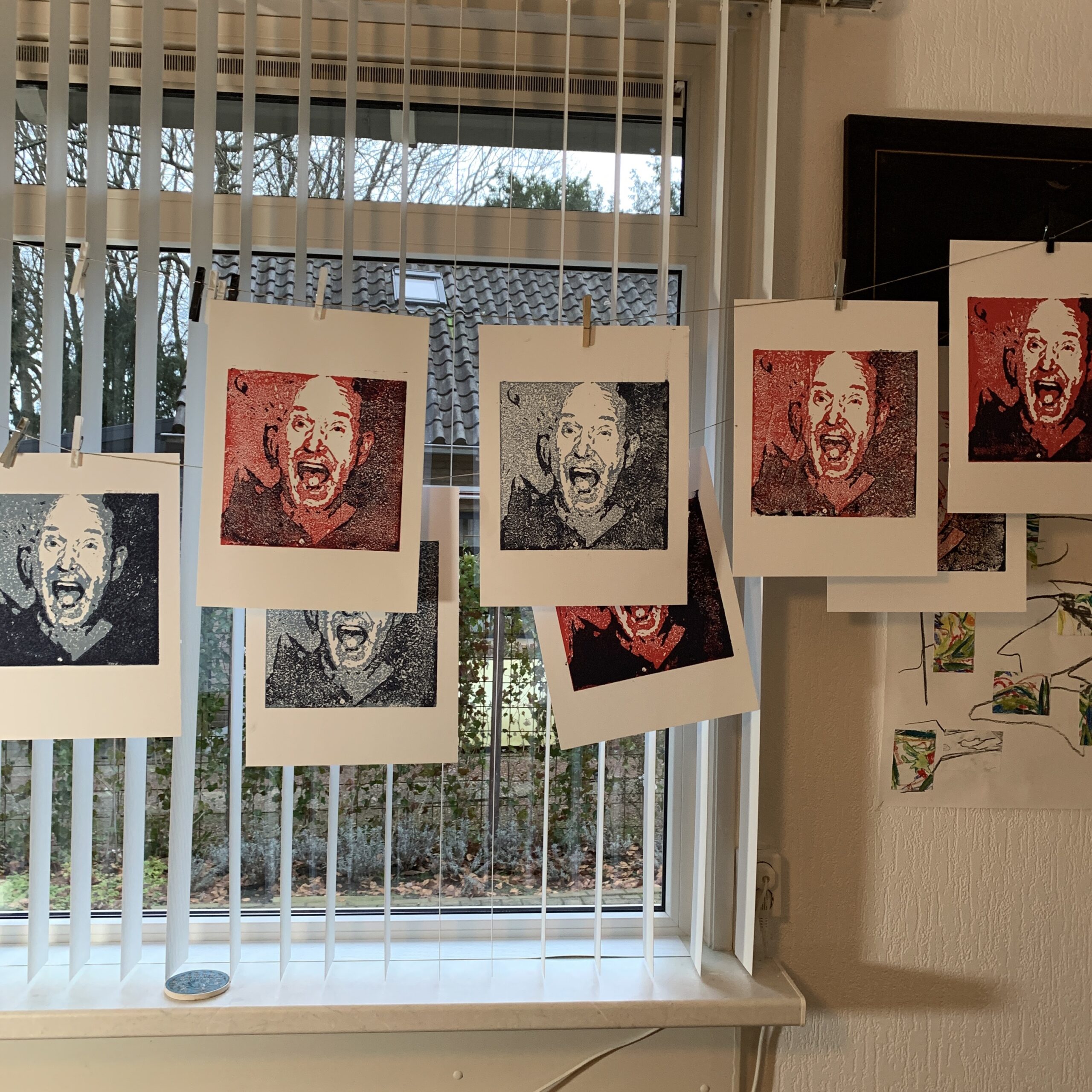 What you're doing? (zelfportret) - linosnede - Afbeelding 2