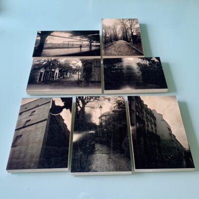 Fotoserie (2024, Parijs/Brussel).
Direct UV-geprint op 19 mm berkenmultiplex.
De houtnerf blijft zichtbaar en maakt iedere afdruk uniek.
Gefotografeerd met een antiek bakelieten Baby Brownie Special op Rera Pan 100S (ISO 127 rolfilm)