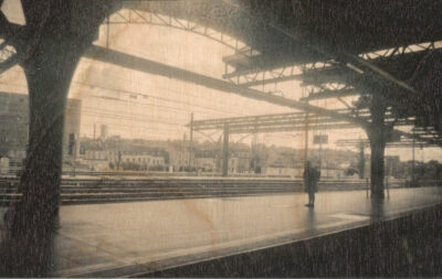 Fotoserie (2024, Parijs/Brussel).
Direct UV-geprint op 19 mm berkenmultiplex.
De houtnerf blijft zichtbaar en maakt iedere afdruk uniek.
Gefotografeerd met een antiek bakelieten Baby Brownie Special op Rera Pan 100S (ISO 127 rolfilm)