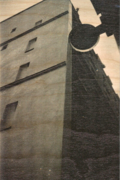 Fotoserie (2024, Parijs/Brussel).
Direct UV-geprint op 19 mm berkenmultiplex.
De houtnerf blijft zichtbaar en maakt iedere afdruk uniek.
Gefotografeerd met een antiek bakelieten Baby Brownie Special op Rera Pan 100S (ISO 127 rolfilm)