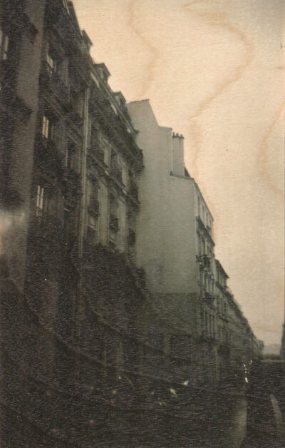 Fotoserie (2024, Parijs/Brussel).
Direct UV-geprint op 19 mm berkenmultiplex.
De houtnerf blijft zichtbaar en maakt iedere afdruk uniek.
Gefotografeerd met een antiek bakelieten Baby Brownie Special op Rera Pan 100S (ISO 127 rolfilm)